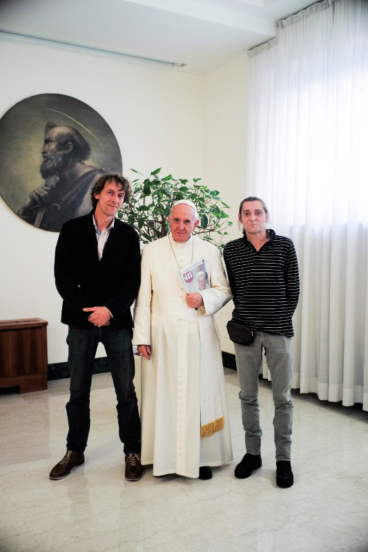 Papst Franziskus mit Straatnieuws-Verkäufer Marc (r) and Straatnieuws-Redakteur Frank Dries (l)