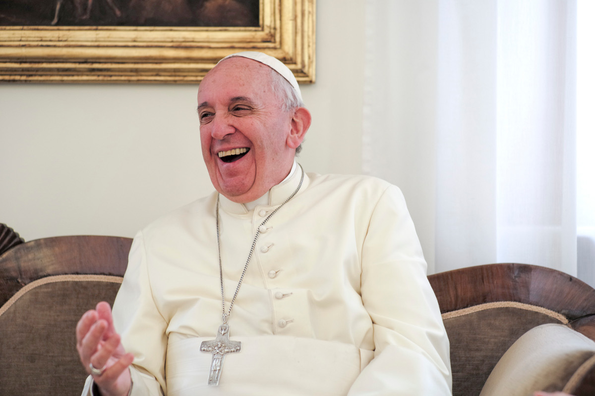 Gut gelaunter Papst Franziskus im Interview