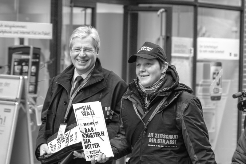 Ex-Bürgermeister Jens Böhrnsen und Verkäuferin Kati mit der Ausgabe #1 SIELWALL im Februar 2011