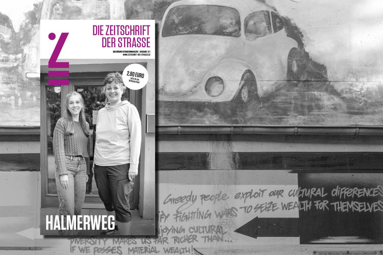 Zwei Personen stehen vor einer Wand mit einem großen Wandbild eines alten Autos und englischem Graffiti. Links oben steht 'DIE ZEITSCHRIFT DER STRASSE', unten 'HALMERWEG'.