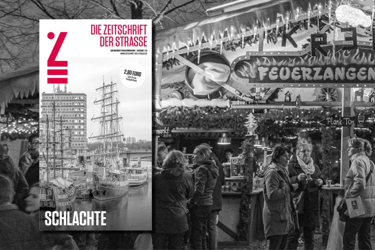 Weihnachtsmarkt mit beleuchteten Ständen und Menschen, im Vordergrund ein Cover der Zeitschrift der Straße mit einem Segelschiff und Hochhaus.