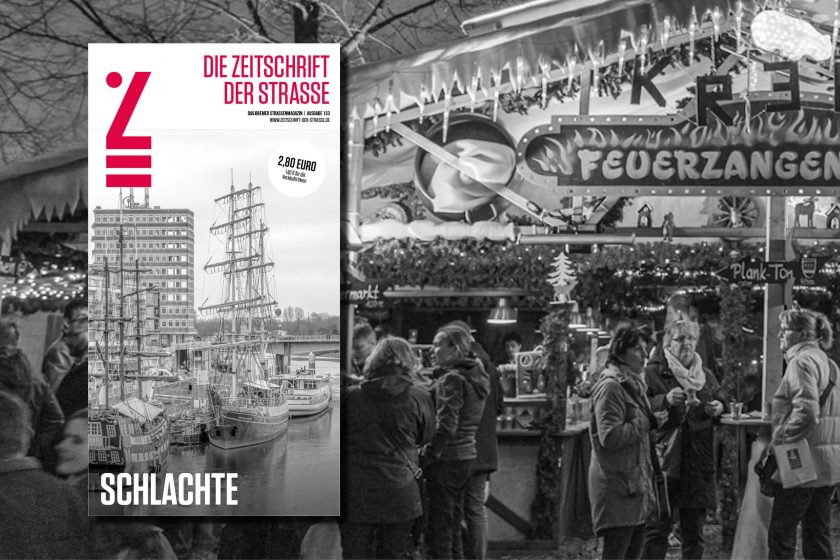 Weihnachtsmarkt mit beleuchteten Ständen und Menschen, im Vordergrund ein Cover der Zeitschrift der Straße mit einem Segelschiff und Hochhaus.