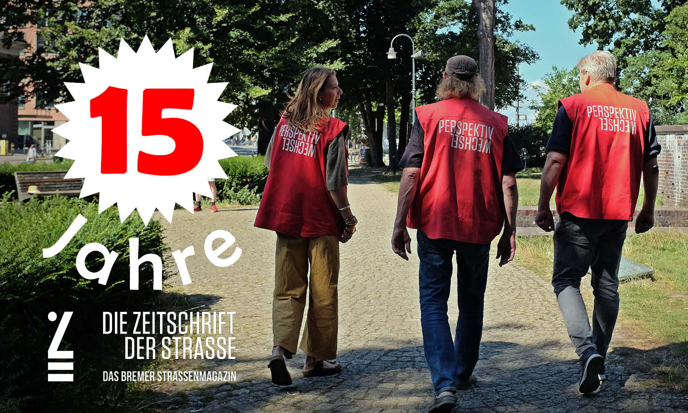 Drei Personen mit roten Westen mit der Aufschrift »PERSPEKTIV WECHSEL« gehen auf einem gepflasterten Weg in einem Park