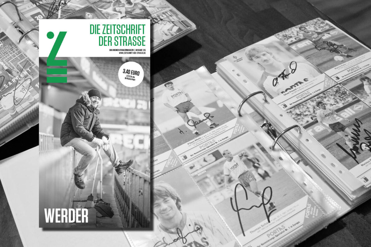 Zeitschrift mit Titel "Die Zeitschrift der Straße" zeigt Mann mit Besen und Kehrblech auf Stadiontribüne neben Ordner mit signierten Fußballspielerkarten
